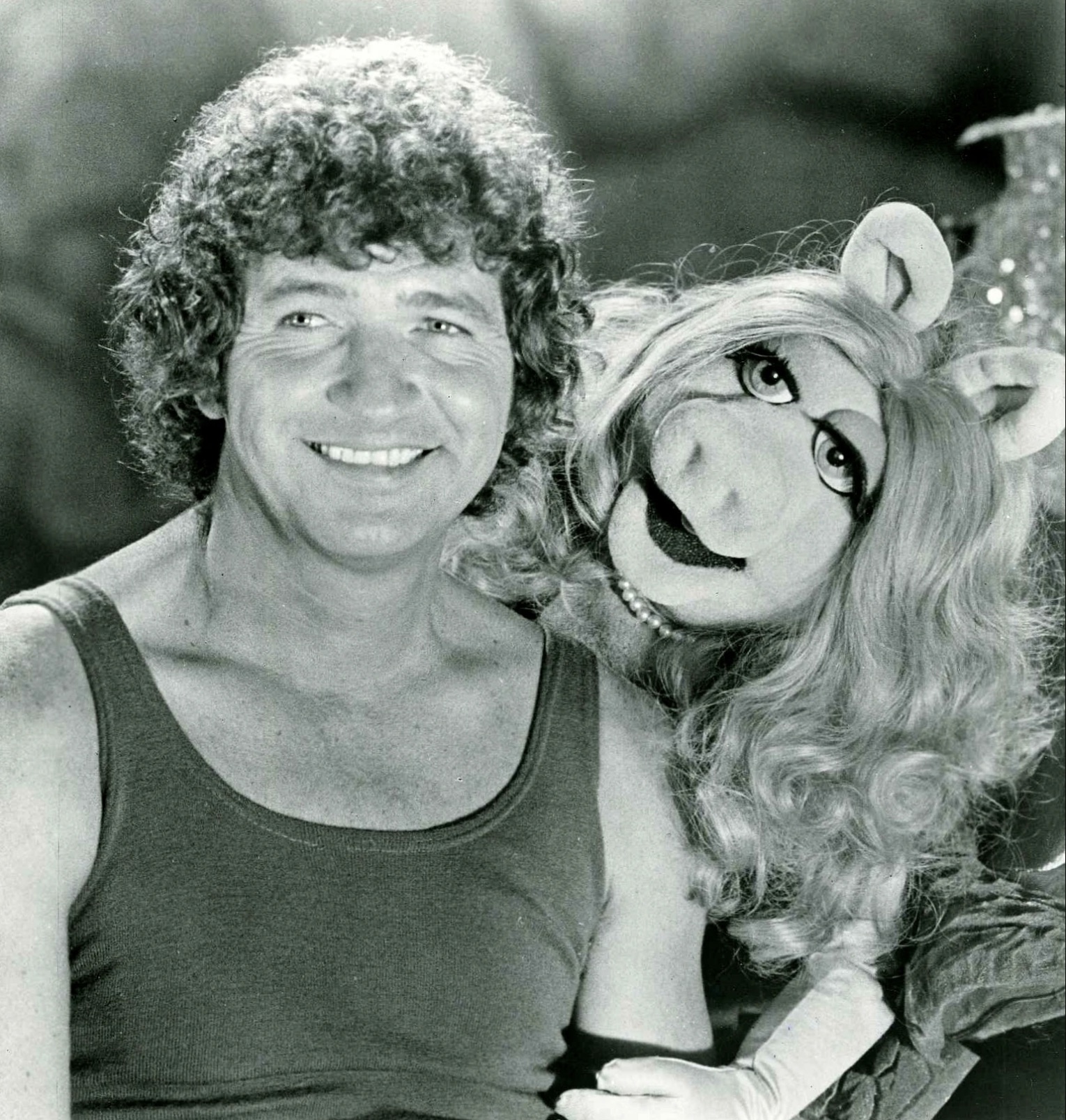 Mac Davis and Miss Piggy 